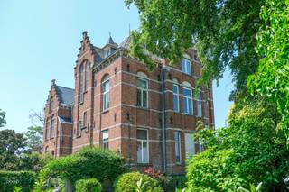 Gebouwd in eclectische stijl en bestaande uit een inkomhal, 4 gelijkvloerse kantoren/praktijkruimtes/leefruimtes, ingerichte keuken op verdieping, living, badkamer en slaapkamer op het eerste verdiep, volledig onderkelderd, zextra slaapkamers mogelijk op de 2de verdieping, tuin en parking. CV aardgas. Elektriciteit conform. Zeer geschikt voor woonst in combinatie met vrij beroep of kantoor. Aarzel niet ons te contacteren voor een vrijblijvend bezoek.