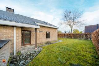 We heten u welkom in Lovendegem, gelegen in de gemeente Lievegem in Oost-Vlaanderen, is een rustig en aangenaam dorp met een uitstekende ligging tussen de stad Gent en de E40-autosnelweg. De regio biedt een uitstekende bereikbaarheid. Daarnaast kunnen bewoners genieten van de groene omgeving, met tal van wandel- en fietsmogelijkheden. Winkels, scholen en andere voorzieningen zijn op wandelafstand van deze woning aanwezig. <br /><br />Deze alleenstaande woning, gelegen in een doodlopende rustige straat, uit 1977 is bijzonder charmant, biedt veel rust en privacy. Er is een ruime keuken met lichtinval, woonkamer met zicht op de tuin, badkamer, 2 toiletten, 1 slaapkamer op de benedenverdieping en 2 slaapkamers boven. Oprit is aangelegd met klinkers en biedt privé parkeerplaats voor 2 wagens. Er is ook een inpandige garage aanwezig in de woning. <br /><br />Buiten genieten kan in de aangelegde tuin met ideaal zonneterras om rustig te genieten van het goede weer! <br /><br />Op vlak van bijbouwen, verhogen, uitbreiding... deed de eigenaar reeds opzoekwerk en zou dit - behoudens vergissing en naar voorwaarden - geen probleem mogen zijn. <br /><br />EPC D = geen renovatieverplichting. Aanbouwen kan mits vergunning. <br />Elektriciteit dient echter, op bepaalde punten, wel conform gemaakt te worden. <br /><br />**De gepubliceerde prijs is een richtprijs. Dit betekent dat u vrij bent om een bod uit te brengen. De verkoper behoudt zich het recht voor om al dan niet op een bod in te gaan. De uiteindelijke verkoop kan pas tot stand komen na aanvaarding van een bod en ondertekening van de compromis.<br /><br />Meer informatie? Een bezoek ter plaatse gewenst? Graag! <br />Contacteer ons gerust via immovercruysse.verkoop@gmail.com.