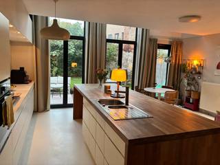 <p>Huis met tuin</p><p>Rustig wonen, met de stad binnen handbereik :<br />Een woning met een open karakter, veel natuurlijk licht en een zonnige tuin, in een rustige, autoluwe straat op de grens van Borgerhout en Antwerpen.</p><p>Kijkdagen op zaterdag 31 oktober en zondag 1 november. Maak een afspraak via ‘Contact’.</p><p>Indeling</p><p>Het huis heeft op het gelijkvloers een ruime berging die ook dient als fietsenstalling en wasruimte. Er is een leefkeuken die dankzij de grote ramen mooi aansluit op de tuin. Verder is er een gastentoilet.</p><p>De vide tussen het gelijkvloers en de eerste verdieping geeft de woning een open en luchtig karakter en zorgt voor een mooie verbinding tussen beide verdiepingen.</p><p>De eerste verdieping is momenteel ingericht als woonkamer met aansluitend een master bedroom, maar kan eenvoudig aangepast worden aan jouw noden. Dankzij het open ontwerp kan de woning meegroeien met elke levensfase.</p><p>Op de tweede verdieping zijn er een ruime badkamer met ligbad, dubbele lavabo en toilet, een multifunctionele kamer die momenteel als dressing en bureau wordt gebruikt, en een grote slaapkamer met een eigen terras.</p><p>Ligging</p><p>Het huis ligt op de grens van Borgerhout en Antwerpen, op wandel- en fietsafstand van winkels, scholen, horeca en culturele plekken zoals De Roma, Trix en de AFAS Dome. Ook de Stuivenbergsite, volop in ontwikkeling, ligt vlakbij.</p><p>Dankzij de uitstekende verbindingen met het openbaar vervoer en de nabijheid van Antwerpen-Centraal is er een vlotte bereikbaarheid. Je hebt de mogelijkheid om vlakbij een parkeerplaats te huren.</p><p>Troeven van het huis:</p><p>* Rustige ligging in een autoluwe straat<br />* Veel natuurlijk licht dankzij de grote ramen<br />* Zonnige tuin met veel privacy<br />* Flexibele indeling<br />* Ruime berging met plaats voor fietsen en wasruimte<br />* Terras aansluitend op de slaapkamer<br />* Centrale ligging nabij winkels, scholen, horeca en cultuur</p>