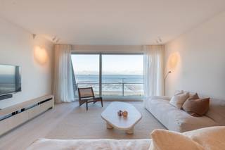 Magnifiek appartement op de wandeldijk in het Zoute, met adembenemend frontaal zeezicht en de duinen. Indeling: inkomhal met vestiaire en gastentoilet. Lichtrijke woon- en eetkamer met fantastisch frontaal zeezicht en uitgevend op het terras vooraan. Geïnstalleerde keuken met prachtige natuursteen Travertin, voorzien van alle apparatuur van Miele. Berging voor wasmachine en droogkast. 1ste slaapkamer met douchekamer (inloopdouche - toilet en dubbele lavabo). Tweede slaapkamer met aansluitend douchekamer. Beide slaapkamers zijn voorzien van ingemaakte kasten en geven uit op het zuidgericht terras achteraan met berging. Gemeenschappelijke fietsenberging. Mogelijkheid tot aankopen van een garagebox in de residentie. Concierge in het gebouw. Uitzonderlijk appartement op een topligging. De façade wordt volledig vernieuwd.