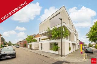 <p>Het recente en duurzame woonproject Rubens (2020–2021), gerealiseerd door architect DmVa met bijzondere aandacht voor licht, ruimte en architectuur, bevindt zich in de charmante dorpskern van Muizen, op een steenworp van het centrum van Mechelen en vlakbij trein en bus, op wandelafstand van het Mechels Broek en de oevers van de Dijle – waar natuur en bereikbaarheid perfect in balans zijn met een vlotte verbinding naar Antwerpen, Leuven en Brussel.<br /><br />Deze woning onderscheidt zich door haar grote raampartijen, die zorgen voor een overvloed aan natuurlijk licht, de doordachte en unieke indeling, en de uitstekende energiescore.<br /><br />Bij het betreden van de woning komt u in de inkomhal met gastentoilet. Aansluitend bevindt zich de gezellige eetruimte met een open, moderne keuken, volledig uitgerust met kwalitatieve toestellen. Dankzij een extra inkomdeur biedt deze ruimte bovendien de mogelijkheid om een praktijk- of bureauruimte in te richten.<br /><br />Grenzend aan de keuken vindt u een praktische berging, ideaal voor extra opslag. De grote raampartijen geven uit op het terras met een prachtige boom, waardoor u geniet van een aangenaam zicht op groen en een gevoel van rust. De volledige gelijkvloerse verdieping is afgewerkt met keramisch parket en voorzien van vloerverwarming.<br /><br />Op de eerste verdieping bevindt zich de ruime en lichtrijke woonkamer met toegang tot een gezellig dakterras. Ook hier geniet u van een mooi groen uitzicht en een warme afwerking dankzij het parket.<br /><br />De tweede verdieping omvat drie volwaardige slaapkamers, een aparte dressing/wasruimte en een stijlvolle badkamer uitgerust met zowel een bad als een inloopdouche.<br /><br />Met een gunstig E-peil van 42 bent u bovendien verzekerd van een energiezuinige woning en lage energiekosten. Kortom, een woning die rust, licht en functionaliteit samenbrengt op een centrale ligging.<br /><br />Interesse in deze unieke woning?<br />Contacteer Nico via 0478 012 012 of nico@reds.be voor een bezoek ter plaatse.</p>