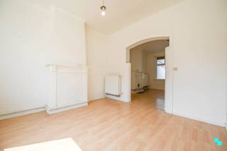 Ontdek deze gezellige stadswoning met een bewoonbare oppervlakte van 114 m² (volgens EPC-attest), gelegen op een perceel van 195 m². Dankzij de centrale ligging geniet je hier van een uitstekende bereikbaarheid. Het centrum van Roeselare bevindt zich op slechts enkele minuten wandelafstand, met vlotte verbindingen richting de Westlaan en het openbaar vervoer. Indeling: inkomhal met vestiaire, woonkamer met eetplaats (voorzien van aansluiting kachel). Aansluitend bevindt zich de keuken (voorzien van gasfornuis, dampkap en spoelbak) met annex veranda (plaats voor koelkast en diepvries). Verder bevindt zich op de gelijkvloerse verdieping de badkamer/wasplaats (voorzien van lavabo, douche en aansluiting wasmachine). Alsook is er op dit niveau een apart toilet aanwezig. Op de eerste verdieping bevinden zich 3 slaapkamers waarvan één met een apart toilet. De woning beschikt over een leuke stadstuin met een tuinberging. Vooraan de woning is bovendien een parkeerplaats voorzien - een echte troef in de stad! EPC-label F (renovatieverplichting) | Perceelscore C, gebouwscore A | Dubbele beglazing. Louis (BIV 517.545) organiseert voor deze woning bezoeken ter plaatse, mits het maken van een afspraak via 056 98 03 03 of www.bordes.be <br /> 