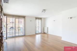 <p><span>IN OPTIE - Mooi hoek appartement met twee terrassen!</span></p><p><span>Dit zonnige, praktische appartement is gelegen op wandelafstand van het aangename 'Park Spoor Noord'. Winkels en openbaar vervoer in de directe nabijheid. </span></p><p><span>Indeling: Via de veiligheidsdeur komt men in de inkomhal van het appartement, aan de straatzijde is er een ruime leefruimte met grote raampartij welke tevens toegang geeft aan het hoek terras +/-8,5m². De open keuken is voorzien van een koel- en vrieskast, vaatwasser, oven, keramische kookplaat en dampkap.</span></p><p><span>Wasmachine en droogkast kunnen geplaatst worden in de berging. Afzonderlijk toilet met handenwasser. De twee slaapkamers (12,50m² - 7,5m²) bevinden zich aan de achterzijde van het gebouw waar tevens een tweede terras +/- 9.6m² gelegen is. Het terras aan de achterzijde is bereikbaar vanuit beide slaapkamers.</span></p><p><span>Ondergrondse autostaanplaats bij aan te kopen aan €25.000,00. Foto's zonder meubelen gegenereerd met AI</span></p><p><span> </span></p><p><span> </span></p>