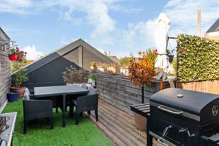 <p><span>Dit ruime en lichtrijke duplexappartement van ca. 104 m² beschikt over een aangenaam terras van ca. 27 m² en is gelegen langs de Gistelse Steenweg in Sint-Andries, op een uiterst centrale locatie nabij Brugge. Openbaar vervoer, het station van Brugge, scholen, winkels en tal van andere voorzieningen bevinden zich op korte afstand, wat zorgt voor een vlotte bereikbaarheid.</span></p>
<p><span>Het appartement is toegankelijk via een afzonderlijke trap aan de zijkant van het gebouw. Via het ruime terras bereik je de inkomhal van het duplexappartement. Aansluitend kom je in de lichtrijke, open leefruimte met een gezellige zit- en eetplaats. De mooie parketvloer zorgt voor een warme en stijlvolle uitstraling. Vanuit de woonkamer heb je rechtstreeks toegang tot het terras, waar je heerlijk kunt genieten van het buitenleven.</span></p>
<p><span>Op het gelijkvloers bevindt zich verder een eerste slaapkamer, een praktische berging met aansluiting voor de wasmachine en een ruime badkamer. Deze is uitgerust met een dubbele wastafel, een douche, een ligbad en een toilet.</span></p>
<p><span>De bovenverdieping omvat nog twee volwaardige slaapkamers en een afzonderlijk toilet.</span></p>
<p><span>Een absolute meerwaarde is de afzonderlijke, ruime garage/loods van ca. 40 m², die inbegrepen is in de verkoop. Deze beschikt over een elektrische poort en is voorzien van water en elektriciteit, wat tal van mogelijkheden biedt.</span></p>
<p><span>Interessante investeringsopportuniteit! Zowel het appartement als de garage/loods worden momenteel verhuurd. Dit maakt het geheel bijzonder interessant voor wie op zoek is naar een investeringseigendom met bestaande huurinkomsten.</span></p>
<p><span>Interesse in dit ruime duplexappartement met terras en garage/loods?</span></p>
<p><span>Contacteer Beau via beau@waeyler.be of op 0470 54 16 27.</span></p>