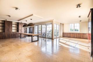 Ontdek dit <strong>prachtige duplex appartement</strong> aan Leemakker 8 in het charmante Hoogstraten.<br /><br />Met een royale <strong>bewoonbare oppervlakte van 200 m²</strong> biedt deze instapklare woning een ideale combinatie van ruimte, comfort en hedendaagse luxe. Geniet volop van drie slaapkamers, perfect voor gezinnen of als thuiskantoor. De twee badkamers zorgen elke dag voor een vlotte ochtendroutine en extra privacy. De leefruimte baadt in het licht en nodigt uit tot gezellige avonden met familie of vrienden, terwijl de aansluitende zonovergoten terras je favoriete plek wordt om te ontspannen, te ontbijten of te borrelen tijdens warme zomeravonden. Voor uw gemak beschikt het appartement over een parkeerplaats in de garage én binnenin het gebouw, zodat uw wagen altijd veilig staat. <br /><br />Het duplexconcept garandeert privacy en een speelse indeling: leef en slaapgedeeltes worden stijlvol van elkaar gescheiden. Deze unieke appartement ligt op een toplocatie in het gezellige Hoogstraten, dichtbij winkels, scholen en uitvalswegen. Stel niet uit om dit uitzonderlijke pand te ontdekken. <br /><br />Bel ons vandaag nog voor een bezichtiging. Wie weet heet u binnenkort Leemakker 8 uw nieuwe thuis!