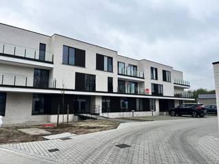 Prijs 895 € + 70 € syndic - onmiddelijk beschikbaarDit luxueus afgewerkt nieuwbouwappartement is gelegen in de Nijverheidsstraat te Ingelmunster, in...