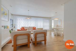 EERSTE BEZOEKDAG ZATERDAG 11/07 VANAF 10U (enkel op afspraak!)<br /><br />HERZELE – Dit recent gerenoveerde duplex- appartement ligt nabij het centrum, op wandelafstand van scholen, winkels, het station en openbaar vervoer.<br /><br />Belangrijke troeven: instapklaar, energiezuinig (EPC B), centrale verwarming op aardgas (2023), moderne strakke afwerking en een zonnige tuin met ruim terras.<br /><br />Naar indeling toe bevinden zich op het gelijkvloers een inkomhal, garage en twee praktische bergruimtes. Er is vanaf het gelijkvloers toegang tot de aangename en rustige tuinzone. <br />Op de eerste verdieping bevinden zich de lichtrijke woonkamer met toegang tot de volledig geïnstalleerde keuken. <br />De nachthal heeft toegang tot de 3 slaapkamers en de moderne badkamer te bereiken. De badkamer is voorzien van bad met douchemogelijkheid en dubbele lavabo (vernieuwd in 2023). Verder is er ook een aparte toiletruimte. <br />Via de hal kan je het terras bereiken dat uitgeeft op de aangename, zonnige tuinzone. <br /><br />Ook mooie huur-opbrengst/rendement te bekomen.<br /><br />Bel snel voor je afspraak! 053/60.65.60<br /><br />De vermelde prijs is een richtprijs. Na ontvangst van de biedingen zal de verkoper beslissen of hij/zij de eigendom verkoopt aan het beste bod. De richtprijs is aldus niet bindend voor de verkoper. Voor meer info kunt u ons contacteren of het reglement raadplegen op onze website.