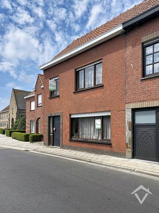 Op een boogscheut van het bruisende centrum van Diksmuide, in Beerst, bevindt zich deze solide woning op een vlot bereikbare ligging nabij tal van voorzieningen.<br /><br />Indeling<br />U komt binnen via de inkomhal met vaste trap naar de verdieping. Op het gelijkvloers vindt u een ruime woonkamer met aansluitend de gesloten keuken. Achteraan bevindt zich de veranda, die mogelijkheden biedt om de leefruimte open en ruimer te maken. Verder zijn er nog een berging en badkamer aanwezig.<br /><br />Op de eerste verdieping tellen we drie volwaardige slaapkamers. De zolderverdieping biedt bijkomende mogelijkheden, zoals het creëren van een extra slaapkamer.<br /><br />Naast de woning beschikt u over een ruime oprit met toegang tot de garage.<br /><br />Met de nodige opfrissingswerken kan u hier volop genieten van de afgesloten tuin.<br /><br />Meer weten? Plan vandaag nog uw bezoek in.