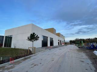 Nieuwbouw KMO-unit met een oppervlakte van +/- 307 m² en 2 privatieve parkeerplaatsen te koop. Fantastisch gelegen langs de Kwadestraat in de...