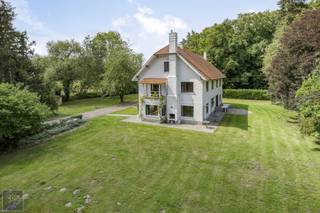 In het groene Winksele, bevindt zich een uitzonderlijk landgoed van meer dan 10 hectare. Dit unieke domein ligt in een oase van rust en natuur, omgeven door bossen en uitgestrekte weides, en toch op een boogscheut van Leuven en Mechelen en slechts een half uur rijden van Brussel. Het vormt de ideale combinatie van absolute privacy en optimale bereikbaarheid.<br /><br />Centraal op het domein staat een ruime en lichtrijke villa die dankzij de grote raampartijen een directe verbinding met de omliggende natuur creëert. De woning beschikt over vier slaapkamers en twee badkamers en biedt bovendien uitbreidingsmogelijkheden op de zolderverdieping, wat extra potentieel geeft voor wie meer ruimte of een andere indeling wenst. Daarnaast is er een aparte conciërgewoning met twee slaapkamers en twee badkamers, ideaal als gastenverblijf, kangoeroewoning of voor personeel. Een authentieke schuur vervolledigt het geheel en biedt tal van mogelijkheden, gaande van stockage tot creatieve herbestemming. Ook de buitenruimtes dragen bij aan het bijzondere karakter van het domein: een zwembad met poolhouse nodigt uit tot ontspanning, terwijl sportliefhebbers zich kunnen uitleven op het eigen tennisveld dat discreet tussen het groen verscholen ligt.<br /><br />Het terrein is grotendeels bebost en omvat daarnaast meerdere weides die vrij zijn van pacht en zo extra mogelijkheden bieden voor dierenliefhebbers, paarden of een landelijk ingerichte tuin. De omliggende percelen zijn ingekleurd als landbouw- of natuurgebied, wat garandeert dat de unieke rust en de groene omgeving ook in de toekomst gevrijwaard blijven. Dit landgoed vormt dan ook een zeldzame kans voor wie op zoek is naar ruimte, discretie en een uitzonderlijke woonomgeving in harmonie met de natuur.<br /><br />Of u nu droomt van een stijlvolle familieresidentie, een combinatie van wonen en werken of een landgoed waar gastvrijheid en ontspanning centraal staan, hier liggen de mogelijkheden letterlijk voor het grijpen. De vraagprijs voor dit unieke domein bedraagt € 1.495.000. Mogelijkheid voor het extra aankopen van meerdere percelen bos en weiland. Contacteer ons vandaag nog voor meer informatie of een bezoek ter plaatse via info@cdsimmo.be of 016/62.01.05.