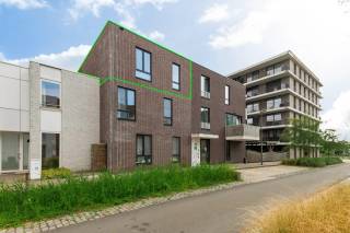 DEZE ASSISTENTIEWONING IS TE BEWONEN VANAF +65Jaar OF MINDERVALIDEN - 65Jaar, TEVENS OOK IDEAAL VOOR INVESTEERDERS.<br /><br />Op een uiterst rustige en autoluwe locatie in Hoboken (Groen Zuid) bevindt zich deze erkende, lichtrijke assistentiewoning op de tweede verdieping van het moderne complex 'Zilverlinck'.<br /><br />Het gebouw is volledig drempelloos en uitgerust met een lift.<br />De professionele zorgdiensten en exploitatie worden hier met de grootste zorg omkaderd door Zorgbedrijf Antwerpen.<br /><br />Het appartement is gelegen in de Roodenbekehoek, een doodlopende straat die absolute rust en veiligheid garandeert.<br />Een unieke troef is de ligging vlak naast een medische groepspraktijk, waardoor artsen en zorgverleners letterlijk om de hoek bereikbaar zijn.<br /><br />Indeling en comfort:<br /><br />Bij het betreden van de woning komt u terecht in de inkomhal, die voorzien is van een praktische ingemaakte vestiairekast.<br />De flat beschikt over een zeldzame troef binnen dit segment: maar liefst 2 ruime slaapkamers.<br />De badkamer is apart ingericht en volledig afgestemd op comfort en toegankelijkheid.<br /><br />Dankzij de grote raampartijen geniet het appartement van zeer veel lichtinval.<br />De leefruimte sluit naadloos aan op de open keuken, die volledig is uitgerust met een kookplaat, dampkap, koelkast en een vaatwasser.<br />De verwarming is individueel op gas.<br /><br />Buitenruimte en uitzicht:<br /><br />Grote eyecatcher is de achterzijde van het appartement. Hier heeft u toegang tot een groot, zuidgericht terras van 7,4 m². U geniet hier de hele dag van de zon en kijkt bovendien uit op het prachtige, achterliggende groen.<br /><br />Extra troef:<br /><br />Er is bovendien de comfortabele mogelijkheid tot het optioneel aankopen van een private ondergrondse autostaanplaats (nr. 16).<br />Ideaal voor senioren die zelfstandig willen wonen met een gerust gemoed, of als waardevaste investering met interessante fiscale voordelen (zoals vrijstelling van onroerende voorheffing).<br /><br />Update Technische Kenmerken<br /> <br /> <br />	 Buitenruimte: Zuidgericht terras (7,4 m²) <br />	 Oriëntatie: Zuid <br />	 Uitzicht: Groen / Achteraan <br />	 Zorgcomponent 12.82€/dag via het zorgbedrijf (verplicht) <br />	 Interesse in deze serviceflat? Neem dan contact op met VB vastgoed op het nummer 03 337 50 70 of via info@vbvastgoed.be <br />