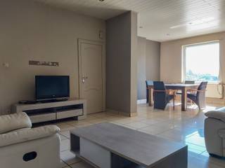 <p><span>Langs de Kerkstraat in Opgrimbie bevindt zich deze charmante gezinswoning op een perceel van 5 are 71 centiare.</span></p><p><span>Op het gelijkvloers beschikt de woning over een ruime leefruimte met gezellige zit- en eethoek. Aansluitend bevindt zich de keuken, die uitgeeft op een praktische tussenhal met berging en gastentoilet. Via deze hal is er eveneens directe toegang tot de buitenruimte.</span></p><p><span>Op de eerste verdieping bevinden zich drie slaapkamers, waarvan één kamer aansluit op een tweede kamer, wat mogelijkheden biedt voor bijvoorbeeld een dressing, bureau of kinderkamer. Op deze verdieping bevindt zich eveneens een ruime badkamer, uitgerust met een ligbad, douche, toilet en lavabo.</span></p><p><span>Via een vaste trap bereikt u de zolderverdieping, waar de mogelijkheid bestaat om een extra volwaardige slaapkamer, hobbyruimte of bureau te creëren, wat het potentieel van de woning verder vergroot.</span></p><p><span>Buiten beschikt de woning over een ruime oprit, een aangenaam terras met zonneluifel en als absolute troef een dubbele garage met smeerput achteraan het perceel. Deze multifunctionele ruimte is ideaal voor autoliefhebbers, zelfstandigen of wie extra opslag- of werkruimte zoekt.</span></p><p><span>De woning is voorzien van dubbele PVC-ramen, aardgasverwarming en behaalt een EPC-label D. Hoewel verdere renovatie wenselijk is, biedt deze woning een degelijke basis en heel wat potentieel voor wie op zoek is naar ruimte, mogelijkheden en een interessante investering.</span></p><p><span> </span></p><p><span>Voor meer informatie of een bezoek ter plaatse, contacteer ons via 0484.35.70.31 of mail naar diana@jemar.be!</span></p>