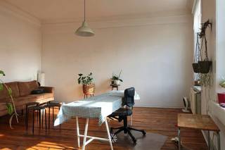 <p><span>GENT </span><span>- Goudstraat 1: Ben je op zoek naar een gezellig en instapklaar appartement te huur in Gent? Dan is dit pand misschien wel iets voor jou.</span></p><p><span> </span></p><p><span>De troeven in een notendop:</span></p><ul><li><span>Gelegen in het stadscentrum, maar in een rustige straat</span></li><li><span>Ruim en lichtrijk</span></li><li><span>Nabij belangrijke invalswegen</span></li></ul><p><span> </span></p><p><span>Indeling</span><span>: </span></p><p><span>Op de tweede verdieping, geen lift.</span></p><p><span>Inkomhal, ruime en lichtrijke leef- en eetruimte, ingerichte keuken (dampkap, oven, kookvuur). Verder beschikt het appartement over twee slaapkamers en een badkamer uitgerust met douche-bad combinatie, lavabomeubel en toilet. </span></p><p><span> </span></p><p><span>Dit appartement is ideaal voor wie op zoek is naar een charmante woonst op een </span><span>centrale en goed bereikbare locatie in Gent.</span></p><p><span> </span></p><p><span>Belangrijke informatie:</span></p><p><span>Huurprijs:</span><span> 950 EUR/maand. </span><span>EGW (elektriciteit, gas en water) afzonderlijk af te rekenen.</span></p><p><span>Beschikbaar vanaf: </span><span>15/11/2026. Domicilie verplicht.</span></p><p><span> </span></p><p><span>Interesse in dit gezellige appartement? Vraag dan snel jouw bezoek aan via onze website!</span></p><p><span> </span></p>