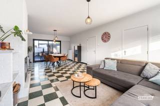 Op een centrale locatie langs de Aalterbaan te Maldegem, op slechts 1,2 kilometer van het centrum, treffen we deze ruime en instapklare halfopen bebouwing. De woning geniet van een vlotte bereikbaarheid, terwijl u hier over een royaal perceel van 708 m² en circa 155 m² aan bewoonbare oppervlakte beschikt.<br /><br />In 2016 en 2021 onderging de woning diverse grondige renovaties, waardoor ze vandaag beantwoordt aan een hoog wooncomfort. Dit vertaalt zich onder meer in een energiezuinige woning, mede dankzij de vernieuwde ramen, de centrale verwarming en de elektriciteit, die bovendien conform is gekeurd. Verder is de woning asbestveilig.<br /><br />Bij het binnenkomen valt meteen de open en sfeervolle leefruimte op, gekenmerkt door een opvallende dambordvloer en een gezellige houthaard. Deze ruimte sluit naadloos aan op de praktische, witte keuken die is voorzien van voldoende kastruimte en werkoppervlak.<br /><br />Op de bovengelegen verdiepingen bevinden zich de recent vernieuwde badkamer en drie volwaardige slaapkamers, wat deze woning bijzonder geschikt maakt voor gezinnen. De badkamer straalt moderniteit uit en is uitgerust met een ruime inloopdouche met regenkop, een wastafelmeubel met spiegelkast en een modern toilet.<br /><br />Verder beschikt de woning over een diepe, zuidwest georiënteerde tuin waar het dankzij de gunstige ligging heerlijk vertoeven is in de zon. Een extra troef voor wie opslag- of klusruimte zoekt, is de riante werkplaats met garage achteraan het perceel. Ook op vlak van parkeergelegenheid scoort deze eigendom uitstekend, want de ruime en verharde oprit naast het huis biedt overvloedige parkeergelegenheid op eigen terrein.<br /><br />Kortom, een verzorgde en energiezuinige woning op een centrale locatie in Maldegem, volledig instapklaar en voorzien van alle hedendaagse comfort.<br /><br />Aarzel niet om contact op te nemen met Louis Van Zele van Immo Francois Meetjesland voor meer informatie of een bezoek.<br /><br />