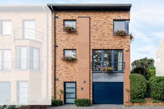 We Invest Waterloo presenteert u deze charmante bel-étage woning uit 2001, ideaal gelegen en perfect onderhouden, met een totale oppervlakte van...