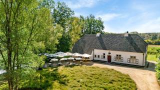 Magnifique domaine viticole situé au calme à Herselt sur un terrain d'environ 5,1 hectares. Le domaine comprend plusieurs bâtiments, dont une...
