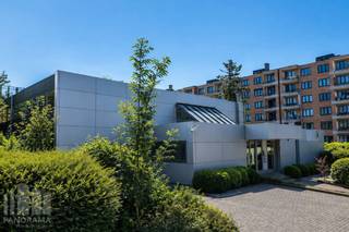 High-quality and bright commercial building for rent, comprising 1,016 m² of move-in ready office space and 214 m² of storage space, strategically located near the Brussels Ring (R0) in Wemmel.<br /><br />The building features a durable concrete structure with exterior walls in prefabricated silex panels and aluminium window frames with double insulating glazing. In addition, the roof was recently renewed with EPDM roofing. The property is equipped with air conditioning and gas central heating, ensuring optimal comfort throughout the year.<br />The offices are practically and neatly fitted out, with tiled flooring on the ground floor and fitted carpet on the first floor, combining comfort and functionality.<br /><br />The property also offers 23 private parking spaces.<br /><br />Thanks to its excellent location close to the R0 and E40 motorways, the building enjoys outstanding accessibility, making it ideal for companies that value a central location for both employees and clients.<br /><br />Do not hesitate to contact PANORAMA B2B for additional information, plans or a site visit on +32 477 09 00 09.