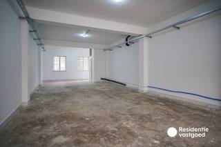 Bent u op zoek naar een ruime en praktische opslagplaats, garage of magazijn? Dan is deze veelzijdige ruimte zeker een bezoek waard!<br />Met een totale oppervlakte van ca. 90 m² biedt deze ruimte tal van mogelijkheden. Dankzij een diepte van maar liefst 20 m, een inrijbreedte van 3,15 m die uitloopt tot 5,28 m achteraan en een hoogte van 3,17 m is deze ruimte ideaal voor het stockeren van goederen, materialen, voertuigen of als extra opslagruimte voor zelfstandigen en particulieren.<br />De garage is vlot toegankelijk via een elektrische poort met geïntegreerde deur en beschikt bovendien over een aparte zijingang.<br />Ook qua voorzieningen is alles aanwezig: verlichting, 7 stopcontacten, voorziening 3-fasen stroomaansluiting, een aparte elektriciteitsmeter met zekeringskast en een watervoorziening via tussenteller. Een bijkomende troef is het afzonderlijke toilet met lavabo, verlichting, stopcontacten en verluchting.<br />Huurprijs: € 845/maand – onmiddellijk beschikbaar!<br />Interesse? Contacteer ons vandaag nog voor meer informatie of een bezoek ter plaatse!