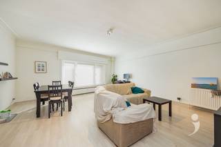 <p><span>In de Heilige Geeststraat bevindt zich dit gerenoveerde gelijkvloers appartement met een bewoonbare oppervlakte van 87 m². Dankzij de combinatie van de ruime indeling, grote ramen en de eigentijdse afwerking biedt het appartement een aangename woonomgeving.</span></p><p><span>Via de ruime inkomhal, voorzien van een grote vestiaire, kom je binnen in het appartement. Via de inkomhal heb je toegang tot ruime leefruimte. Dankzij de grote raampartijen valt hier veel natuurlijk licht binnen en is er voldoende plaats voor zowel een grote eettafel als een comfortabele zithoek.</span></p><p><span>De keuken is praktisch ingericht en biedt bovendien toegang tot het terras, een fijne extra buitenruimte. Verder beschikt het appartement over een ruime slaapkamer, een afzonderlijk toilet en een moderne badkamer met inloopdouche. </span></p><p><span>Ook praktisch is er aan alles gedacht. Het appartement beschikt over een ruime private kelderberging en er is een gemeenschappelijke fietsenstalling in de kelder. Deze is bovendien gemakkelijk bereikbaar via de achterzijde van het gebouw, zodat de fiets vlot binnen en buiten kan worden gebracht.</span></p><p><span>Een ruime garagebox achteraan het gebouw maakt het geheel compleet. Deze garagebox is verplicht mee aan te kopen voor </span><span>28.000</span><span> euro.</span></p><p><span>Dankzij de ruime leefruimtes, moderne afwerking, het terras en de extra bergruimte met garagebox is dit een bijzonder compleet appartement voor wie comfortabel en praktisch wil wonen in het centrum van Leuven. </span></p><p><span> </span></p><p><span>Interesse in dit appartement? Contacteer ons via 016 15 31 15 of info@immolivit.be.</span><span> </span></p><p><span> </span></p><p><span> </span></p>
