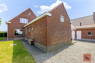 Ruime gezinswoning met 4 slaapkamers op een perceel van 619 m² in Gijzenzele (Oosterzele)<br />Op zoek naar een ruime gezinswoning met tal van mogelijkheden en een vlotte bereikbaarheid? Dan is deze verzorgde woning aan de Wetterse Steenweg 41 te 9860 Gijzenzele (Oosterzele) zeker een bezoek waard.<br />Deze woning werd gebouwd in 1966 en bevindt zich op een perceel van 619 m². Met een bewoonbare oppervlakte van 162 m², vier slaapkamers en twee badkamers biedt ze alle ruimte voor een groot gezin of wie graag comfortabel woont.<br />De woning beschikt over een aangename leefruimte, een functionele keuken, een berging, een kruipkelder, twee badkamers, twee toiletten en verschillende multifunctionele ruimtes. Op de verdieping bevinden zich vier volwaardige slaapkamers. Buiten is er een garage en een ruime opgegrinte oprit met plaats voor meerdere wagens.<br />De ligging langs de Wetterse Steenweg zorgt voor een uitstekende verbinding richting Oosterzele, Wetteren, Gent en de omliggende gemeenten. Winkels, scholen en openbaar vervoer bevinden zich in de nabije omgeving, waardoor de woning bijzonder praktisch gelegen is voor woon-werkverkeer.<br /><br />Troeven:<br />4 slaapkamers<br />2 badkamers<br />Garage en ruime oprit<br />EPC-label C – 297 kWh/m²/jaar<br />P-score: A<br />G-score: A<br />Asbestveilig (niet asbestvrij)<br /><br />Vraagprijs: € 425.000<br />Interesse?<br />Wenst u meer informatie of een bezoek ter plaatse?<br />Contacteer Lorina.<br />📧 lorina@vastgoeddw.be<br />📞 0460 96 90 61