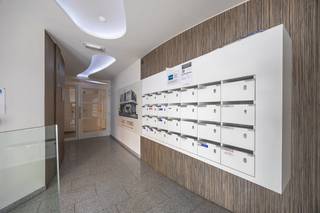 <ul>
	<li>Dit lichtrijke appartement is gelegen in de Pastoor Pypestraat, in het hart van Oostende, op wandelafstand van winkels, horeca en de haven.</li>
	<li>Het appartement bevindt zich op de tweede verdieping en geniet van een aangenaam zijdelings open zicht richting de haven.</li>
	<li>De indeling is als volgt: inkomhal, gezellige leefruimte met open keuken, één volwaardige slaapkamer, aparte slaaphoek, berging, badkamer en een afzonderlijk toilet.</li>
	<li>Zowel het appartement als de residentie verkeren in een zeer goede en verzorgde staat.</li>
</ul>