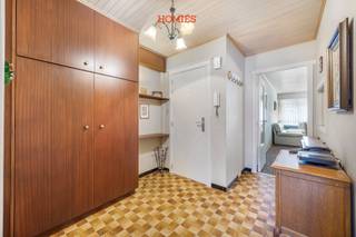 Dit gezellige appartement bieden wij u met veel plezier aan in het centrum van Leuven, in een welonderhouden gebouw nabij bushaltes en op wandelafstand van de bruisende Brusselsestraat met tal van winkels, bakker, slager en andere voorzieningen. Ook Gasthuisberg en diverse campussen bevinden zich op een boogscheut, wat deze ligging bijzonder interessant maakt. U wordt verwelkomd in een leuke inkomhal met ruimte voor een vestiaire. Van hieruit heeft u toegang tot vier ruimtes: de woonkamer, de slaapkamer, een extra kamer die u volledig naar wens kan inrichten als bureau, kinderkamer of hobbyruimte, en een apart toilet. De woonkamer sluit aan op de keuken, die mits een kleine aanpassing mooi kan worden opengetrokken tot een open keuken in de leefruimte. De slaapkamer beschikt over een ensuite badkamer. Deze werd, net als het toilet, reeds aangepakt en is voorzien van een ruime inloopdouche, veel lichtinval en aansluiting en plaats voor een wasmachine en droogkast. Verder beschikt het appartement over een terras, zodat u ook buiten even kan genieten. Daarbovenop horen bij dit appartement twee autostaanplaatsen en een kelderberging. De ramen zijn alvast voorzien van dubbele beglazing. Mits renovatie maakt u hier een prachtig stadsappartement van, ideaal als starterswoning midden in de stad, voor studerende kinderen, een koppel of als interessante investering. Interesse? Contacteer ons via info@homies.be of 016 22 82 22. (Stedenbouw in aanvraag).