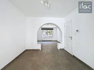 Gezellige en karaktervolle woning met aangenaam terras in het centrum van Tervuren, op wandelafstand van de markt, het park, de tramhalte,...