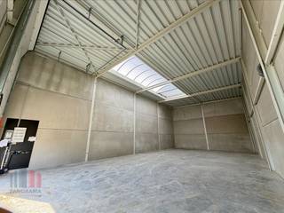 <strong>Nieuwbouw KMO-unit</strong> met een oppervlakte van <strong>240 m² </strong>te koop op de nieuwe bedrijvenzone "STADSBEEMD". Grotere oppervlaktes zijn eveneens mogelijk.<br />Strategisch gelegen nabij de bedrijvige Staatsbaan met een vlotte verbinding naar de E314 en het Klaverblad te Lummen.<br /><br />De hoogkwalitatieve magazijnruimte (brandklasse C) met een vrije hoogte van 6 m is toegankelijk via een automatische sectionale poort (4,5 m H x 4  m B) en beschikt over een afzonderlijke toegangsdeur. De unit is volledig geïsoleerd en afgewerkt met een polybetonvloer met een draagkracht van 1 t/m². Verder is de ruimte uitgerust met een lichtstraat met rookluik.<br /><br />Tevens aanwezigheid van <strong>2 privatieve parkeerplaatsen</strong> en de mogelijkheid tot het plaatsen van een tussenvloer. Voorziene oplevering <strong>05/2026</strong>. Ruime parkeer- en manoeuvreerruimte op de site.<br /><br />Contacteer <strong>PANORAMA B2B</strong> voor bijkomende inlichtingen, plannen of een vrijblijvend plaatsbezoek <strong>0474 17 17 15.</strong>