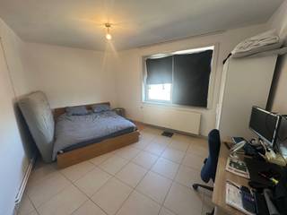 <p><span>NL. Telefonisch worden geen bezoekmomenten geregeld. Wenst u een bezoek? Gelieve dan het invulveld van deze website te vervolledigen met uw naam, uw telefoonnummer en uw e-mailadres. Wij zullen u vervolgens uitnodigen voor een bezichtiging.<br />FR. Aucune visite n'est organisée par téléphone. Vous souhaitez une visite ? Remplissez le formulaire de ce site web en indiquant votre nom, votre numéro de téléphone et votre adresse e-mail. Nous vous inviterons ensuite à une visite.<br />EN. Visits will not be arranged by phone. Would you like a visit? Then please complete the form on this website with your name, phone number and e-mail address. We will then invite you for a viewing. </span></p><p><span> </span></p><p><span>Gelegen in de Denderstraat te Aalst bevindt dit appartement zich op de derde verdieping van een verzorgd gebouw, op een bijzonder centrale en vlot bereikbare locatie. Op wandelafstand vindt u het bruisende stadscentrum met tal van winkels, horecazaken en diensten. Ook het station van Aalst, scholen en belangrijke invalswegen zijn in de directe omgeving aanwezig, wat zorgt voor een uitstekende verbinding naar onder meer Gent en Brussel. Daarnaast geniet u van de nabijheid van de Dender en diverse groene plekjes, ideaal voor ontspanning en wandelingen.</span></p><p><span>Het appartement verwelkomt u via een ruime inkomhal met voldoende plaats voor het installeren van een grote vestiairekast. Aansluitend bevindt zich de lichtrijke woonkamer die een aangename leefruimte biedt. De keuken is praktisch ingericht en biedt alle nodige comfort voor het dagelijkse gebruik. Verder beschikt het appartement over een volwaardige slaapkamer en een badkamer, waardoor het geheel perfect geschikt is voor een alleenstaande of een koppel die op zoek zijn naar een centraal gelegen en functioneel appartement.</span></p><p><span> </span></p><p><span>Huurprijs 700 euro + 30 euro gemeenschappelijke kosten. Beschikbaar vanaf 1 juni.</span></p>