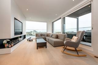 In het idyllische centrum van Diksmuide vindt u deze recente (2020) energiezuinige penthouse. Deze uitzonderlijke woonst combineert moderne luxe...