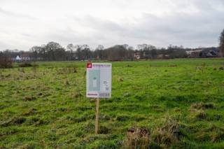 Aan Vogelsanck, een rustige en landelijk gelegen woonlocatie net buiten de dorpskern van Oostmalle biedt Danneels nieuwe bouwgronden te koop aan. <br /><br />Deze ruime villapercelen combineren een mooie straatbreedte met een aanzienlijke diepte, waardoor je hier volop kan genieten van een ruime, perfect zuidwest georiënteerde woning met ruime tuin. <br /><br />De percelen worden te koop aangeboden zonder bouwverplichting. Je kiest dus helemaal vrij met welke bouwpartner(s) je samenwerkt en wanneer je hier gaat bouwen.<br /><br />Hier woon je rustig in een landelijke omgeving maar zonder in te boeten aan bereikbaarheid. Je vindt alle nodige voorzieningen in de nabijheid en hebt een vlotte aansluiting naar de E19 en E34.