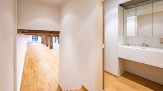 Kantoor/showroom te huur in oud pakhuis. Eén van de eerste pakhuizen die in de omgeving van het Eilandje gerenoveerd werden. Mooie renovatie, met behoud van authentieke elementen, die geleid heeft tot een gebouw met vele mogelijkheden zowel naar bestemming toe als naar flexibiliteit. Goede ligging in het noorden van Antwerpen met parkeermogelijkheden voor de deur (betalend). Dit kantoor is +/-225m² groot en volledig gerenoveerd. <br /><br />Interesse? Neem vandaag nog contact op!