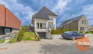 EERSTE BEZOEKDAG ZAT. 13/06 VAN 9U TOT 13U (enkel op afspraak!).HERZELE - Karaktervolle villa in een landelijke omgeving met centrale ligging.Deze...