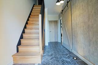 Deze moderne en energiezuinige woning in een doodlopende straat biedt alle comfort voor wie op zoek is naar ruimte, licht en hedendaags...