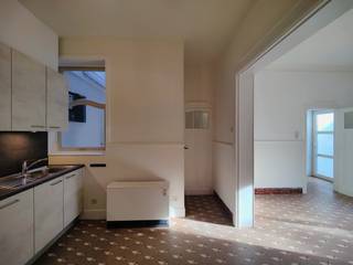 Deze gezellige rijwoning in de Sterstraat is onmiddellijk beschikbaar en biedt een aangename en praktische woonomgeving. De woning beschikt over 2 slaapkamers, een ruime woonkamer en een keuken met voldoende ruimte. Daarnaast is er een handige berging met aansluiting voor een wasmachine. Op het gelijkvloers bevindt zich een afzonderlijk toilet. De badkamer is uitgerust met een douche en toilet. De woning is ideaal voor wie op zoek is naar een comfortabele en praktische thuis. De huurprijs bedraagt €825 per maand en de woning is onmiddellijk beschikbaar. Ben je geïnteresseerd in dit pand te huur in Oostende? Ga naar de website www.dermul.be, klik op het pand dat je wenst te huren. Via de knop "ik heb interesse" vragen we u kort een profiel in te vullen. Daarna nemen we contact op voor een bezoek. Telefonisch kunnen er geen afspraken gemaakt worden.