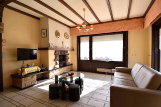 Bent u op zoek naar rust, ruimte en comfort? Dan is deze alleenstaande woning, gelegen op het einde van een doodlopende straat, precies wat u zoekt. Hier geniet u van maximale privacy, een kindvriendelijke omgeving en een prachtig landelijk verzicht.<br /><br />Indeling als volgt:<br />Bij het binnenkomen wordt u verwelkomd in de inkomhal met apart gastentoilet. De lichtrijke leefruimte sluit naadloos aan op de zithoek en eetplaats, waardoor een aangename en open sfeer ontstaat.<br />De volledig geïnstalleerde keuken met gezellige ontbijthoek vormt het hart van de woning en biedt een fijne plek om samen te koken en te genieten van het dagelijkse leven.<br /><br />Op het gelijkvloers bevinden zich daarnaast 2 volwaardige slaapkamers en een aparte bureauruimte die perfect dienst kan doen als thuiswerkplek.<br />De badkamer is uitgerust met zowel een douche als een ligbad, een dubbel lavabomeubel en een tweede toilet.<br /><br />Aanpalende ruime berging en een dubbele inpandige garage maken hier het plaatje compleet.<br /><br />Dankzij deze logische indeling is gelijkvloers wonen hier perfect mogelijk!<br /><br />Op de verdieping vindt u een derde slaapkamer en een bijzonder ruime zolder van maar liefst 100 m². Deze verdieping biedt een zee aan mogelijkheden en kan volledig naar eigen wens worden ingericht.<br />Of u nu droomt van extra slaapkamers, een hobbyruimte, speelzolder of fitnessruimte, hier kan u uw woonwensen werkelijk realiseren.<br /><br />Buiten geniet u van een dubbele oprit en een tuin rondom de woning, waar rust en privacy centraal staan. Het open uitzicht over het landelijke landschap zorgt voor een gevoel van vrijheid, terwijl kinderen veilig kunnen spelen in een aangename omgeving.<br /><br />Extreem veel potentieel! Vraag nu uw bezoek aan.<br /><br />Onze ref. DEV4951