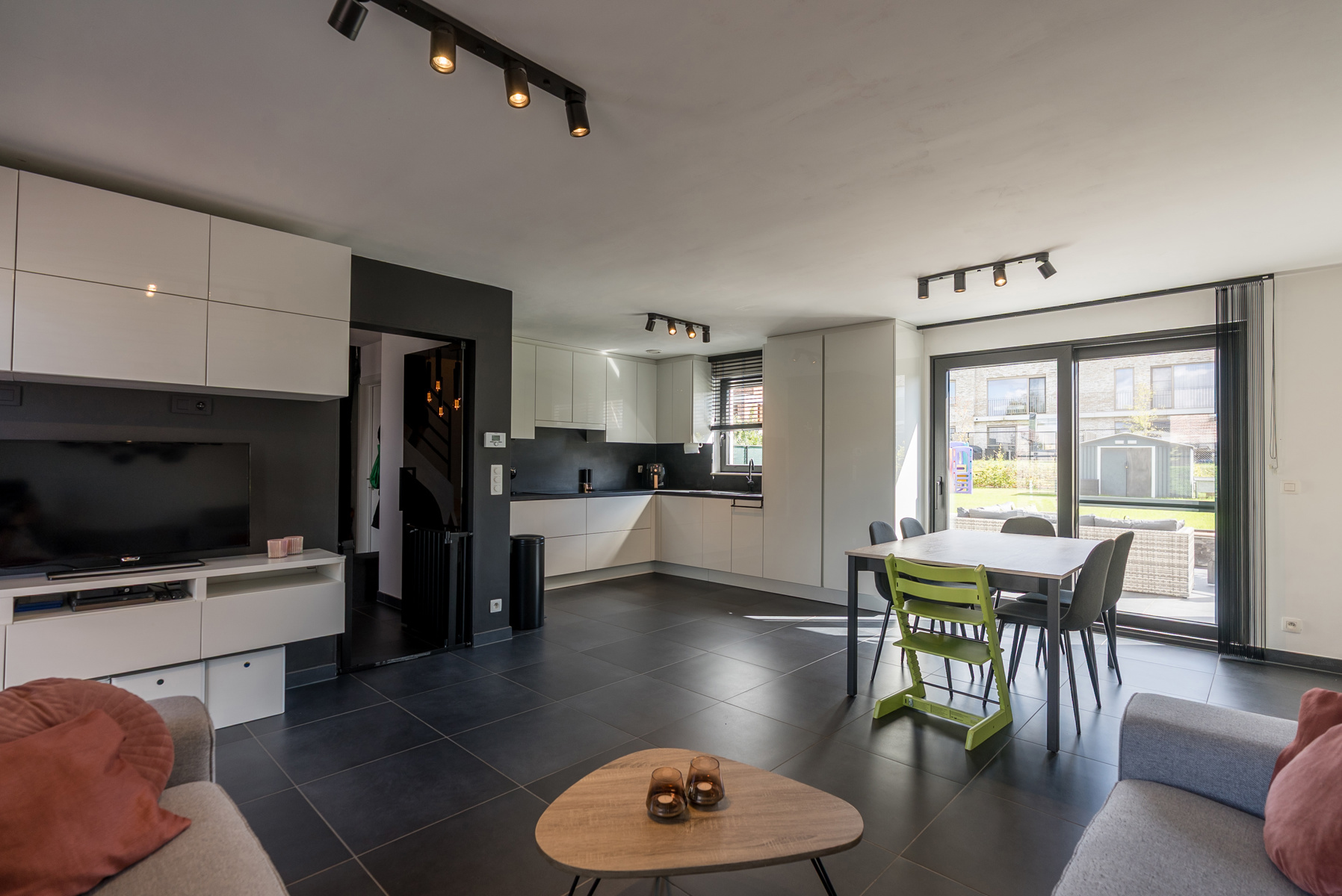 Kwalitatief afgewerkte nieuwbouwwoning op rustige locatie. - foto 2