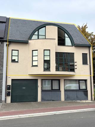Dit ruime duplex appartement is centraal gelegen nabij winkels, scholen, openbaar vervoer/station en E40. Indeling: Gelijkvloers:...