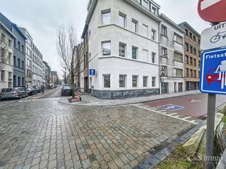 In het centrum van Antwerpen, vlakbij het Centraal Station, bevindt zich dit charmante appartement met een gunstige hoekligging, waardoor je...