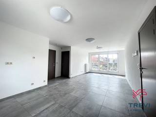 TRAZEGNIES : Trevi la Propriété vous propose un magnifique appartement situé au 1er étage d'un bâtiment entièrement remis à neuf. Idéalement situé...