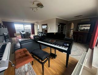 Luxueus en ruim penthouse met 3 slaapkamers,2 badkamers en 2 grote terrassen.Ontdek dit uitzonderlijke penthouse op de 6e verdieping,gelegen op de grens van Deurne en Borgerhout.<br />Belangrijkste troeven:<br />-3 kamers die als slaapkamers kunnen dienen,elk met toegang tot één van de 2 grote terrassen.<br />-2 badkamers :één met een bad en één met een douche.<br />-3 toiletten.<br />-Masterbedroom met dressing.<br />-Ruime woonkamer,vleugelpiano kan optioneel worden overgekocht.<br />-Keuken met aansluitende waskamer/berging.<br />-Ruime garage met extra berging(verplicht bij te kopen voor 25.000€),ideaal voor auto,fietsen en opslag.<br />Dit penthouse combineert luxe,slimme indeling en terrassen die de hele dag zon vangen.<br />