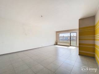 Ontdek dit appartement op de tweede verdieping van een kleinschalig gebouw in een rustige straat.Via de inkom, voorzien van berging en privé toilet...