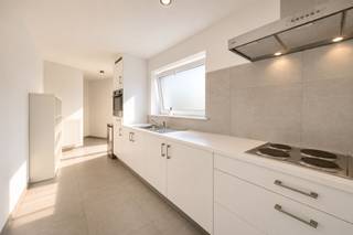 Op zoek naar een instapklare woning in een rustige omgeving? Dan is deze volledig gerenoveerde woning in Bovekerke zeker een bezoek waard. Met haar energiezuinige EPC B, drie slaapkamers, aangename leefruimtes en gezellige tuin heeft deze eigendom alle troeven in handen om uw nieuwe thuis te worden.<br /><br />De indeling is als volgt: op het gelijkvloers vindt u een bureauruimte die eveneens als slaapkamer kan dienen, een badkamer, een praktische berging, een volledig geïnstalleerde keuken en een ruime, lichtrijke leefruimte met een aangenaam zicht op de tuin.<br />Op de eerste verdieping bevinden zich twee ruime slaapkamers. Daarnaast beschikt de woning nog over een ruime zolder, ideaal als extra bergruimte.<br /><br />Buiten geniet u van een zonnige, zuidgerichte tuin waar u in alle rust kunt ontspannen. Daarnaast beschikt de woning over een ruime binnenkoer met een handige zij-ingang, ideaal voor het stallen of binnenbrengen van fietsen en tuinmateriaal. Bovendien biedt deze toegang de mogelijkheid om boodschappen rechtstreeks tot aan de keuken te brengen.<br /><br />Interesse? Neem contact op met Ward via 0470 20 66 88 en plan uw bezoek in.