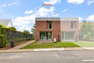 Deze prachtige halfopen nieuwbouwwoning in Lubbeek combineert hedendaags wooncomfort met een rustige, groene omgeving. De woning wordt opgeleverd in juli 2026 en werd ontworpen met oog voor ruimte, licht en energiezuinigheid. Bij het binnenkomen wordt u verwelkomd in een ruime en lichtrijke leefruimte met open keuken. Dankzij de grote raampartijen geniet u hier van een aangenaam zicht op de tuin, een patio en een overvloed aan natuurlijk licht. Verder beschikt het gelijkvloers over een praktische berging en een gastentoilet. Op de verdieping bevinden zich drie volwaardige slaapkamers (waarvan 1 met volledig ingerichte dressing) en een comfortabele badkamer. Buiten geniet u van een uitzonderlijk ruim perceel van ongeveer 30 are met een prachtige zuidgerichte tuin en bos. Het achterste gedeelte is gemeenschappelijk en wordt onderhouden door de verhuurder. Bovendien beschikt elke woning over een eigen tuinhuis met elektriciteitsaansluiting. De woning is uitgerust met zonnepanelen, vloerverwarming, een lucht-waterwarmtepomp, ventilatiesysteem type D, een regenwaterput en een laadpaal voor elektrische voertuigen. Naast de huurprijs van € 2.090 per maand wordt een vaste kost van € 100 per maand voorzien voor gemeenschappelijke kosten. Het dagelijkse en reguliere onderhoud van de tuin tot aan de tuinhuisjes blijft de verantwoordelijkheid van de huurder. Wenst u graag een bezoek of extra informatie? info@homies.be