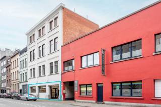 Gelegen op een toplocatie vlak bij de Troonplaats en op wandelafstand van het Antwerpse Zuid, bevindt dit kantoor zich op een steenworp van talrijke gezellige cafés, restaurants en andere bezienswaardigheden die Antwerpen te bieden heeft. Dankzij deze centrale ligging combineert het pand een uitstekende bereikbaarheid met een bruisende omgeving.<br /><br />Deze gelijkvloerse kantoorruimte van ca. 100 m² biedt tal van mogelijkheden en is voorzien van sanitair en een keuken.<br /><br />Huurprijs: €1250/maand<br />Beschikbaaarheid: onmiddellijk<br /><br />Bent u benieuwd naar de mogelijkheden? Contacteer LISTED op 03 283 51 51 voor meer informatie of een bezichtiging.