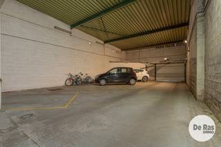 AALST - In het centrum bevindt zich deze splinternieuwe tandartspraktijk van 145 m², goed bereikbaar via auto of openbaar vervoer. <br />Het station situeert zich op 10 min wandelafstand. <br /><br />Deze praktijk is volledig ingericht en dus startensklaar. Met drie moderne behandelstoelen, alle bijhorende toestellen en klein materiaal biedt het alles om onmiddellijk op te starten. <br />De praktijk beschikt over een ruime wachtruimte met toilet voor patiënten, een professionele balie, een afzonderlijk toilet voor personeel, een kleedruimte en een volledig uitgeruste keuken. <br />Elk kabinet beschikt bovendien over een eigen betaalterminal. Achteraan zijn twee private parkeerplaatsen voorzien voor het personeel, wat deze instapklare praktijk tot een bijzonder aantrekkelijke en complete werkplek maakt.<br /><br />Benieuwd naar deze commerciële toplocatie? Contacteer 053/606560