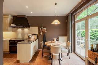 <p><strong>Verrassend ruime instapklare woning (2000) met prachtige, groene tuin met volwassen bomen en optimale privacy. </strong><br /><strong>Ideaal om wonen en werken te combineren! <br /></strong></p>
<p><span><strong>Indeling:</strong></span><br /><strong>Gelijkvloers</strong><br />- Inkomhal met gastentoilet.<br />- Gezellige <strong>leefruimte </strong>(ca. 44m²) op parketvloer met gashaard in natuursteen. - De grote raampartijen zorgen voor een aangename lichtinval en een mooi zicht op de tuin.<br />- <strong>Eetplaats</strong> met directe toegang tot het terras en de groene tuin. <br />- Volledig <strong>geïnstalleerde keuken</strong> (ca. 18m²) voorzien van kwalitatieve toestellen, veel kastruimte en een ATAG gasfornuis. Ruimte voor ontbijthoek.<br />- Praktische berging achter de keuken.<br />- Verder beschikt de woning over een uitzonderlijk <strong>ruime polyvalente ruimte</strong> (ca. 40m²) die momenteel ingericht is als muziekstudio/kantoor, voorzien van ingemaakte kastenwand en een <strong>kleine kitchenette</strong> (alsook van hieruit toegang tot het gastentoilet). Dit gedeelte heeft een eigen toegangsdeur waardoor privé mooi afgesloten kan blijven. Aansluitend bevindt zich een <strong>afzonderlijk bureau</strong>, vanwaar u rechtstreeks toegang heeft tot de ruime garage.<br />- <strong>Inpandige garage</strong> (ca. 32m²) met o.a. automatische poort, afgietbak, toegangsdeur naar buiten. Vanuit de garage luik naar de wijnkelder.<br /><br /><strong>Verdieping<br /></strong>- Ruime <strong>slaapkamer </strong>(ca. 19m²) met <strong>aansluitende dressing </strong>(ca. 12m²)<br />- <strong>Badkamer </strong>met dubbel lavabomeubel, douche en ligbad<br />- Nog <strong>drie </strong>volwaardige <strong>slaapkamers </strong>(ca. 19m², 22m², 22m²) <br />- <strong>Wasplaats </strong>met aansluiting wasmachine, lavabo en extra douche<br />- Vlizotrap naar de <strong>bergzolder</strong></p>
<p><span><strong>Algemeen:</strong></span><br />- De oprit biedt plaats aan meerdere wagens.<br />- Ruime garage met automatische poort.<br />- Wijnkelder.<br />- Verisure alarm.<br />- Kruipruimte onder de volledige woning.<br />- Het overdekte terras vormt de ideale plek om in alle rust te genieten van de tuin.<br />- De woning biedt bovendien bijzonder veel opslagruimte.<br /><span>- Gelegen op een</span><strong><span> </span>zeer centrale locatie,<span> </span></strong><span>op de grens met Brasschaat en Kapellen.</span><br /><span>- In de directe omgeving van diverse winkels, supermarkten, horeca, openbaar vervoer en in- en uitvalswegen.</span><br />- CV op aardgas (Buderus), via radiatoren<br /><br /><span>Stedenbouwkundige inlichtingen in aanvraag</span></p>