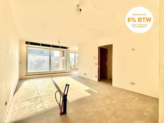 <strong>Luxueus nieuwbouwproject "Residentie Ijzerparel"</strong><br /><br />Uiterst RESIDENTIEEL gelegen wordt deze prachtige ARCHITECTURALE PAREL gebouwd temidden van een groene oase, <strong>op enkele minuten wandelen van de zee en het centrum.</strong><br /> <br /><strong>Dit energiezuinige, kleinschalige luxe woonproject omvat 9 ruime doorloopappartementen (met elk een eigen zonneterras) & 9 parkings achteraan.</strong><br /><br />Dit <strong>appartement (1°V) </strong>geniet een uiterst praktische indeling, en is voorzien van o.a.: inkomhal met toilet, ruime leefruimte met eethoek en open keuken, zonneterras, badkamer, <strong>2 slaapkamers</strong> en berging/wasplaats. Oppervlakte appartement: +- 91m2.<br /><strong>De appartementen kunnen volledig ingericht en afgewerkt worden naar uw smaak! Badkamer, keuken, vloeren... kunnen allemaal door de klant gekozen worden.</strong><br /><br /><strong>Aan de achterzijde van het gebouw bevinden zich 9 staanplaatsen.</strong><br />Elk appartement dient een staanplaats aan te kopen.<br />Daarnaast wordt er ook een fietsenberging en vuilnislokaal voorzien. <br /><br /><strong>E-peil 30.<br />Eco-afwerking: superisolerend dubbel glas, zonnepanelen, warmtepomp, vloerverwarming, ventilatiesysteem,...</strong><br />Er zijn ook 2 liften voorzien in het gebouw.<br /><br /><strong>Kortom: trendy en kwalitatieve appartementen, afgewerkt op uw maat, waar u zorgeloos kan genieten op een boogscheut van het strand! </strong><br />Dé ideale uitvalsbasis voor zowel vaste bewoning als tweede verblijf!<br /><br />Prijs appartement A1.2: 352.000 EUR (excl. kosten).<br />Prijs staanplaats: 25.000 EUR (excl. kosten)<br />Verkoop onder BTW-stelsel.<br />! 6% BTW mogelijk, indien voldaan wordt aan de voorwaarden.<br /><br />De 3D-beelden zijn louter illustratief.<br /><br />Aarzel niet om een afspraak te maken: Immo Sleutel: 050/70 70 70