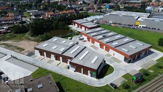 Nieuwbouw KMO-unit met een oppervlakte van 1.145 m² te koop op toplocatie in Izegem, voorzien van volgend <strong>afwerkingspakket</strong>:<br />- 4 lichtpunten<br />- sectionale poort<br />- waterkraan<br />- keuring water & elektriciteit<br />- 2 stopcontacten<br /><br />De bedrijfsruimte (brandklasse B) heeft een vrije hoogte van +/- 6 m en is opgebouwd uit een staalconstructie in combinatie met een betonplint en geïsoleerde sandwichpanelen. De loods is toegankelijk via een automatische sectionale poort met aparte toegangsdeur en glaspartij. Elke unit is uitgerust met een lichtstraat voor extra natuurlijke lichtinval.<br />Deze duurzame bedrijfsgebouwen zijn geschikt voor zowel opslag als productie en bieden een ideale omgeving om te ondernemen. Per magazijn zijn minstens twee privatieve parkeerplaatsen voorzien.<br />Strategisch gelegen langs de Stuivenbergstraat, met vlotte verbinding naar de E403 – een uitstekende uitvalsbasis voor de hele regio.<br /><br /><strong>Onmiddellijk beschikbaar.</strong><br /><br />Contacteer <strong>PANORAMA B2B</strong> voor bijkomende (technische) inlichtingen, plannen of een vrijblijvend plaatsbezoek <strong>050 300 800</strong>.
