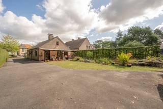 <p>Deze woning is ideaal voor wie nu reeds aan de toekomst denkt en graag gelijkvloers wil slapen. <br />Daarnaast werd nog dit jaar beslist om een THUISBATTERIJEN (elk 5kW) in de woning te voorzien om de eigen energie van de ZONNEPANELEN (groenestroomcertificaten €250 tot 2032) efficiënter te gebruiken. Daarnaast is de woning voorzien van vloer- muur- en dakisolatie (spouwen opgevuld met grafietkorrels). Dit alles resulteert in de goede EPC score B. Daarnaast is de woning ook voorzien van airco.</p>
<p>De woning is ingedeeld in: <br />Gelijkvloers: Inkom met gastentoilet en vestiare ruimte, leefruimte met zithoek (haard + aansluiting gashaard) en eetplaats (30m²), uitgeruste keuken met ontbijthoek (14m² - met gaskookplaat, dampkap, oven, koelkast, vaatwas, spoelzone), keukenberging, nachthal, badkamer (ligbad en lavabomeubel), 3 slaapkamers (13, 9 en 8m²) en zolder met mogelijkheid tot extra slaapkamers mits plaatsen vaste trap.</p>
<p>Buiten: voor- zij- en achtertuin met terras + bijgebouw van 63m² met smeerput, vernieuwd dak en aanbouwen. In het bijgebouw is een aparte elektriciteitsteller: ideaal om wonen en werken te scheiden en voor uw werk afzonderlijk te betalen.</p>
<p>Omgeving: de woning is gelegen op een rustige, groene locatie vlakbij winkels, scholen,..</p>
<p>Contacteer Bonne Vastgoed 7 op 7 via 050/73.73.73 of info@bonnevastgoed.be voor meer info of bezoek.</p>